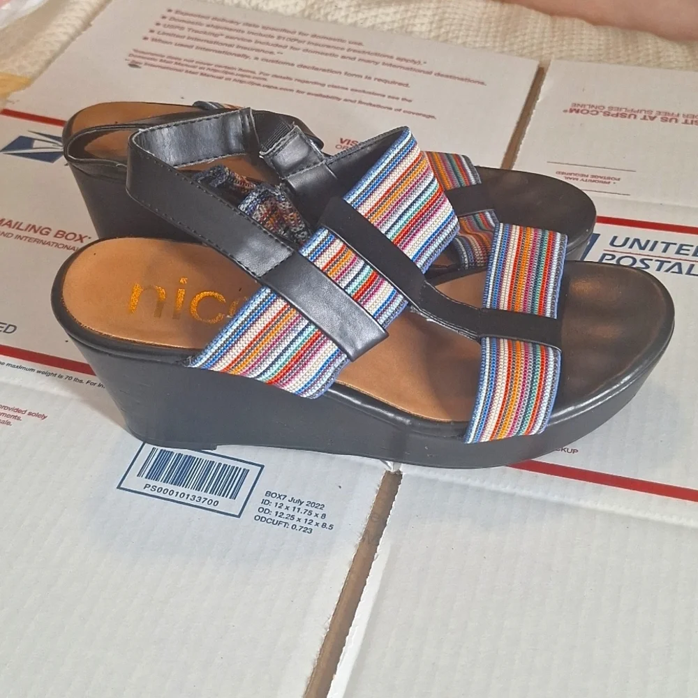 NICOLE WEDGE SANDLES SIZE 8M